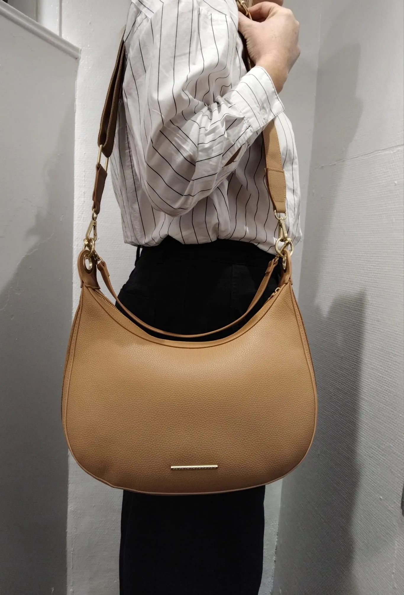 Ara - 21909 Tan Shoulder/Crossbody Bag
