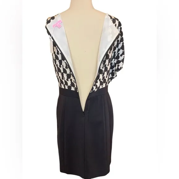 Lilly Pulitzer Delila Cameo White dress with back zip. Size 8.