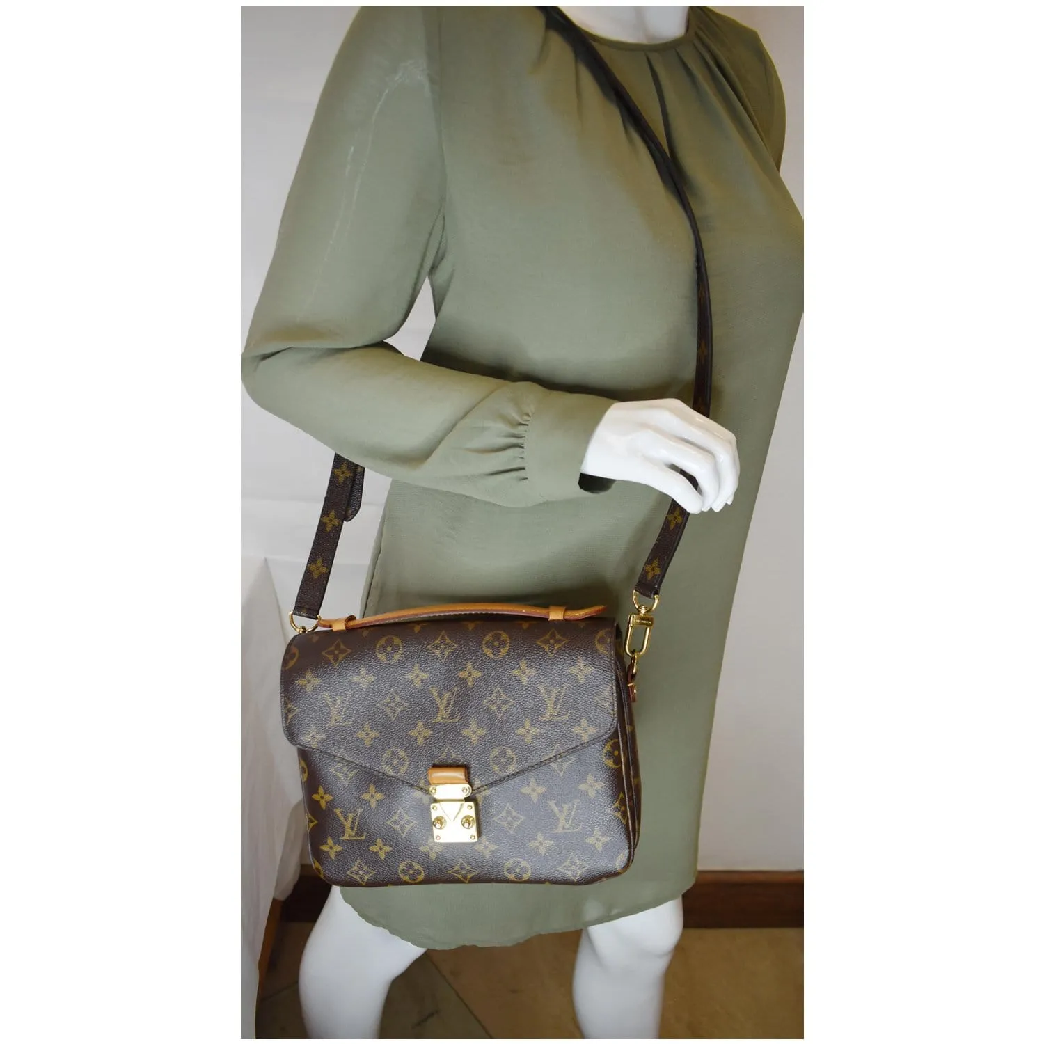 LOUIS VUITTON Metis Pochette Monogram Canvas Crossbody Bag Brown