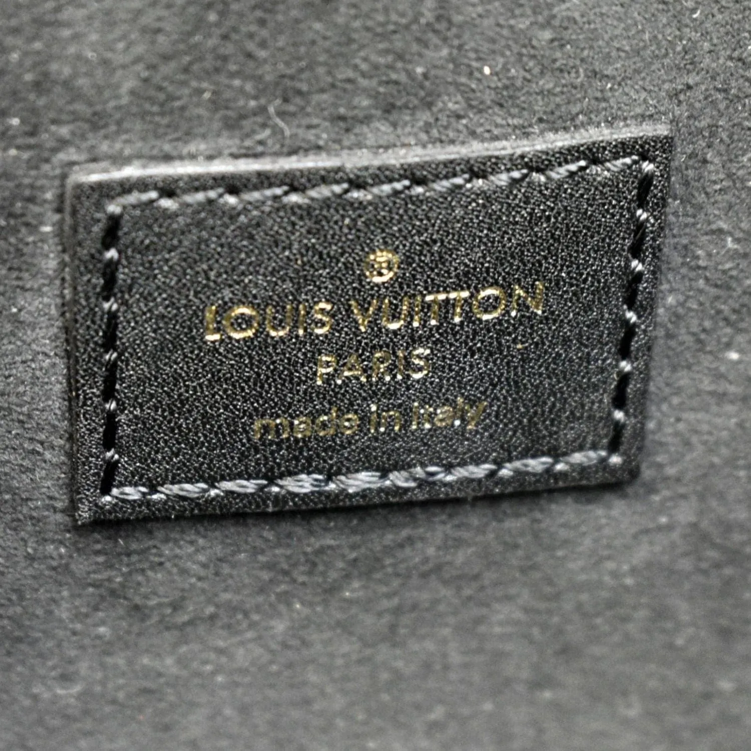 LOUIS VUITTON New Wave Chain Leather Crossbody Bag Black