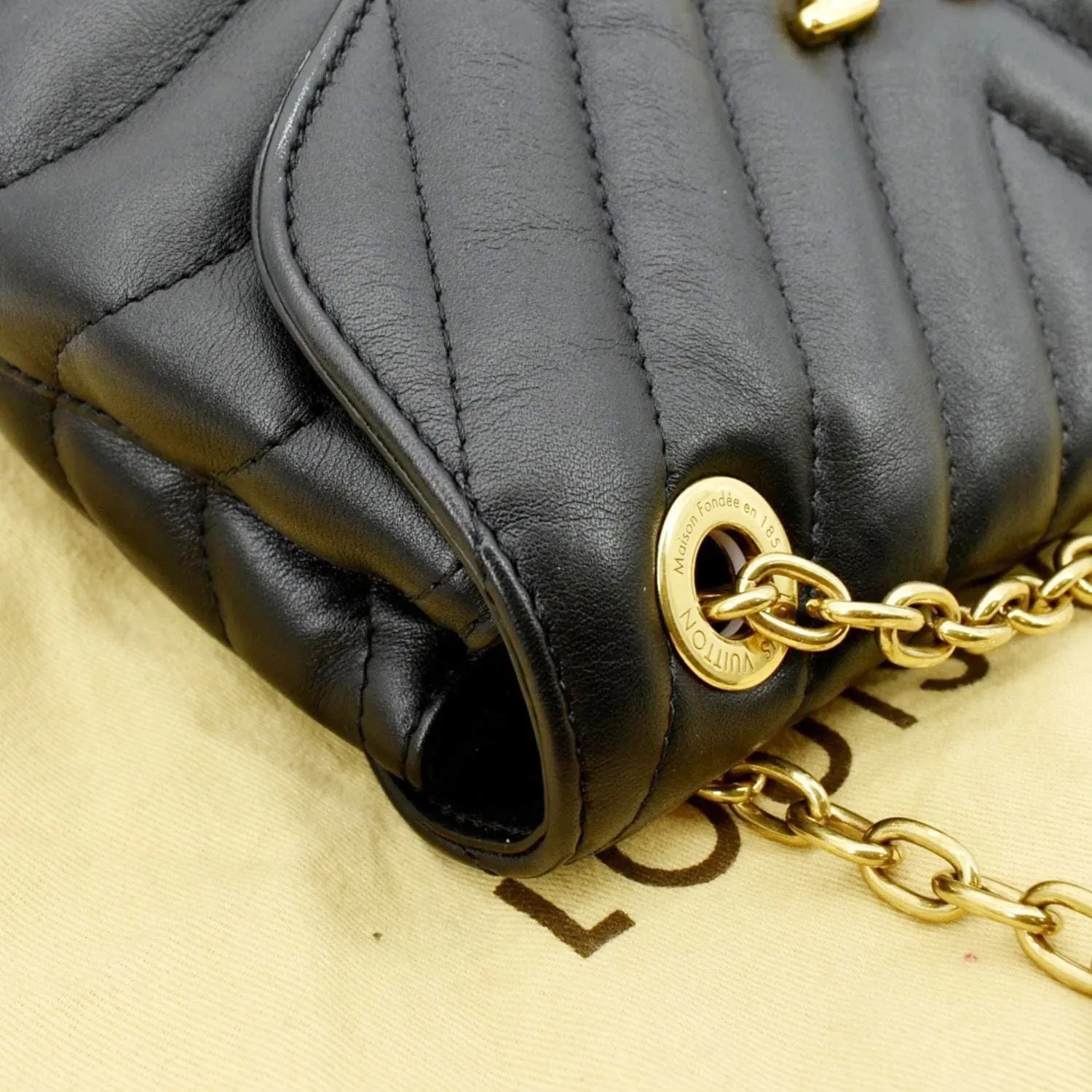 LOUIS VUITTON New Wave Chain Leather Crossbody Bag Black