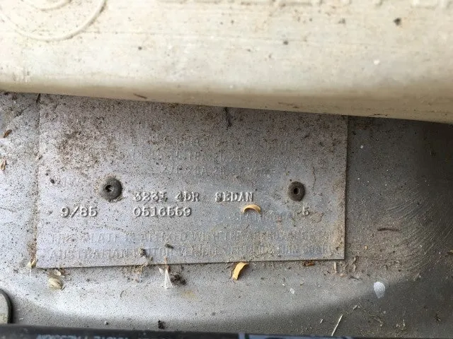 S2730 3' E30 Sedan 323i M20 AUTO 1985/06